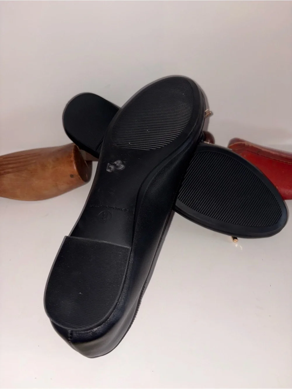 Amazon Essentials Black Bow Ballet Flats with Gold Tips - Picture 6 of 7
